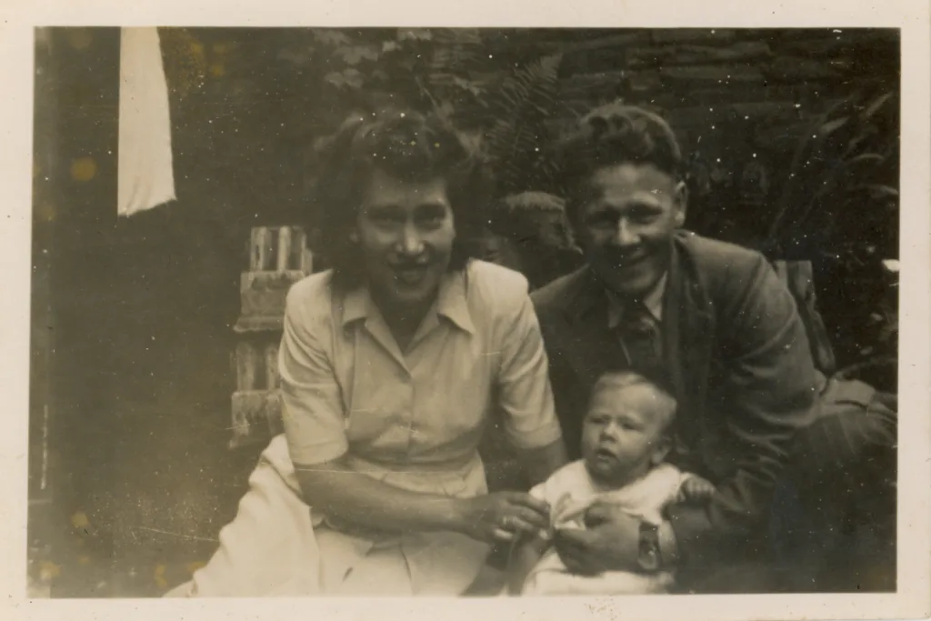 The Frayne family, Thorncliffe Terrace, 1948