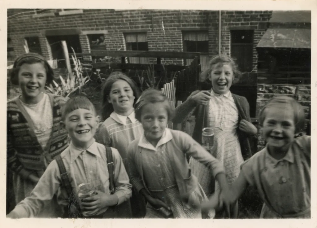 Hazel Carter, Lynn Hatton and neighbours, Hollings Terrace, 1955